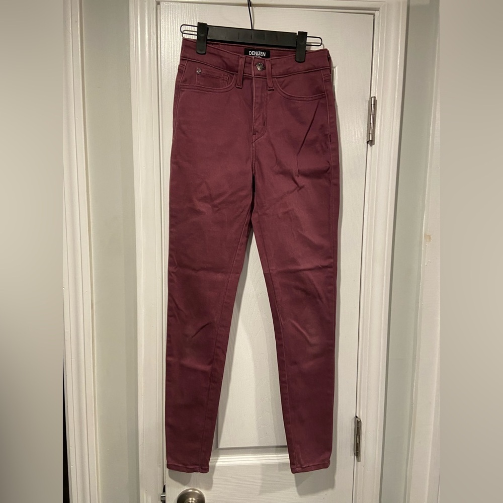Denizen Levi’s Size 4 High Rise Super Skinny Soft Chino Pants  Burgundy Stretch